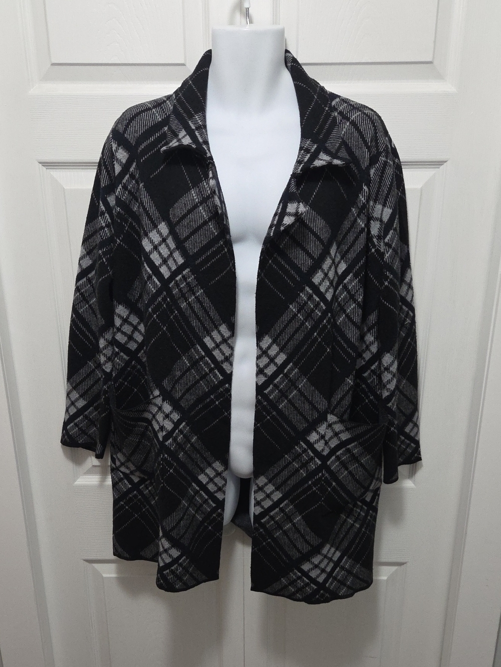 Size Large Open-Front Plaid Shacket/Cardigan Style in Black and Gray